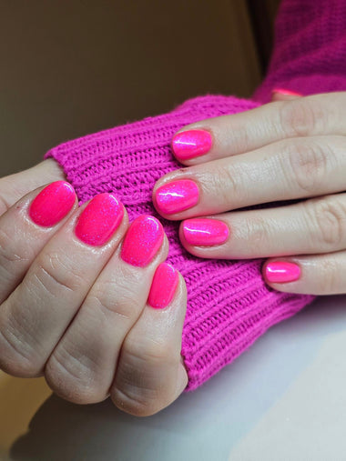 Nail technician using the Halo gel polish in shade 'Mardi Gras'