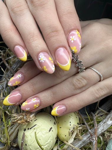 Yellow and white flower nail design using the Halo HEMA-Free Easi Build gel polish in shade 'Meringue' 